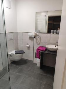 Phòng tắm tại Hotel Gästehaus Stock Zimmer Bäumle
