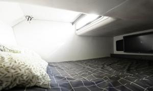 a bedroom with a bed and a flat screen tv at Alojamiento en Barco Voralamar in Valencia