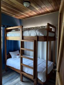 - 2 lits superposés dans une petite chambre avec un lit dans l'établissement Casa Típica La Cruz, à Monteverde Costa Rica