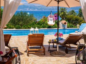 Bazén v ubytování Seaside luxury villa with a swimming pool Mirca, Brac - 16183 nebo v jeho okolí