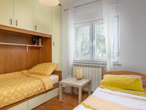 Rúm í herbergi á Apartments with a parking space Kostrena, Rijeka - 14285