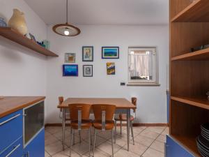 eine Küche mit einem Holztisch und einigen Stühlen in der Unterkunft Apartments with a parking space Kostrena, Rijeka - 14285 in Kostrena