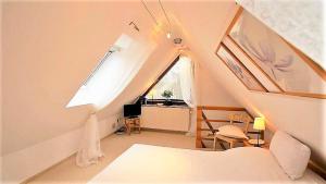 クックスハーフェンにあるHaus Wexler FeWo 26a-3 OGのベッドと窓が備わる屋根裏部屋