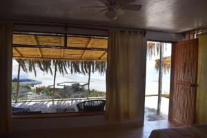 Zimmer mit einem Fenster und Strandblick in der Unterkunft LA PUNTA LOBITOS HOTEL in Talara