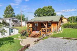 ピジョン・フォージにあるCozy Cabin Walking Distance to Parkway!のポーチと裏庭のある丸太小屋