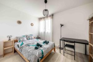 A bed or beds in a room at Appartement de 3 chambres avec terrasse amenagee et wifi a Gradignan
