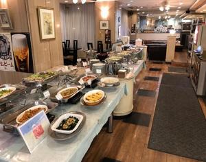 una linea a buffet in un ristorante con molti piatti di Hotel Alpha-One Mishima a Mishima