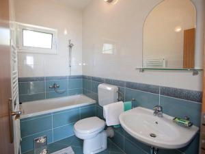 e bagno con servizi igienici, lavandino e vasca. di Apartments by the sea Igrane, Makarska - 17292 a Igrane