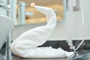 un peluche bianco è seduto su un tavolo di HOTEL ECLIPSE TOLUCA a Toluca Altre 18 foto