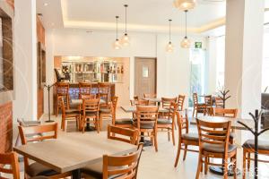 un ristorante con tavoli e sedie e un bar di HOTEL ECLIPSE TOLUCA a Toluca