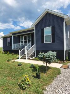 una casa blu con portico e cortile di Getaway to heaven a McMinnville