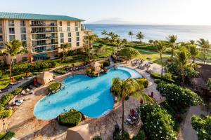 OUTRIGGER Honua Kai Resort and Spa في لاهينا: اطلالة جوية على المسبح في المنتجع