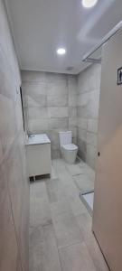 łazienka z toaletą i umywalką w obiekcie Auristelas Hostel w Lizbonie