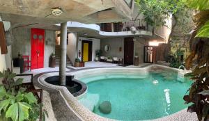 ein Pool in einem Gebäude mit einem Haus in der Unterkunft Mo rooms in Chiang Mai