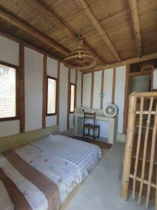 1 dormitorio con 1 cama grande y 1 mesa en Casita Privada Máncora - Playa & Piscina en Máncora