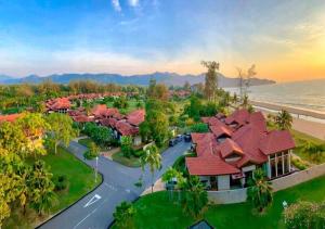 eine Luftansicht eines Resorts in der Nähe des Ozeans in der Unterkunft Borneo Beach Villas in Kota Kinabalu