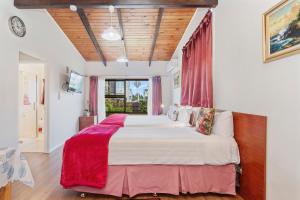 ein Schlafzimmer mit einem großen Bett mit einer roten Decke in der Unterkunft Grange Motel in Auckland