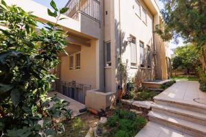 una casa con una escalera delante de ella en Large house with a Great Deal ! en Hod HaSharon