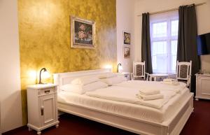 Postel nebo postele na pokoji v ubytování Hotel U Zlateho jelena + 37 fotografií