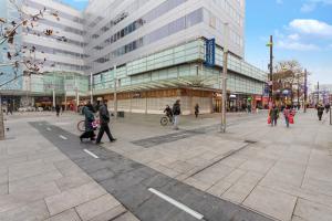 un grupo de personas caminando frente a un edificio en 1 Bed Sleeps 3 Free Parking Wifi, en Slough