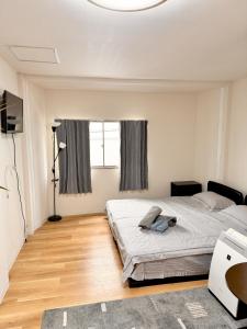 Postel nebo postele na pokoji v ubytování 道頓堀House