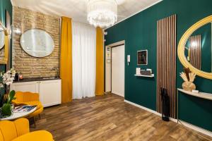 ein Wohnzimmer mit einer Uhr und einem Tisch und Stühlen in der Unterkunft AlbaDea Déco&Jacuzzi in Rom