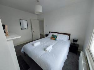Postelja oz. postelje v sobi nastanitve Large Serene Victorian Abode in Central London