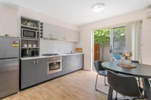 une cuisine avec une table et une salle à manger dans l'établissement 2 Cute Cunningham Close To Subiaco - Sleeps 2, à Perth