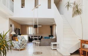 - un salon avec des escaliers menant à un salon dans l'établissement 3 Bedroom Amazing Home In Rochefort, à Rochefort-du-Gard