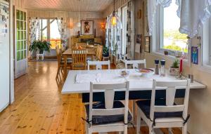 uma cozinha e sala de jantar com mesa e cadeiras em Awesome Home In Stavang With Kitchen em Stavang