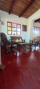 - un salon avec un canapé et une table dans l'établissement FINCA JAZMIN, à Monsefú