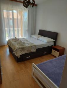 Schlafzimmer mit einem Bett und einem Fenster in der Unterkunft Apartments with a parking space Sveti Filip i Jakov, Biograd - 16708 in Sveti Filip i Jakov