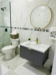 Bathroom sa Near Airport/SW Nassau - Peaceful Comfy Apt.
