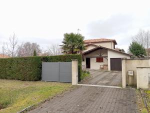 a house with a driveway and a garage at Chambre Calme meublé proche aéroport rocade in Pessac
