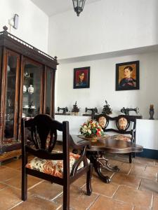 uma sala de jantar com uma mesa e uma cadeira e uma mesa e uma mesa em Hotel Villa María Santa Fe de Antioquia em Santa Fe de Antioquia