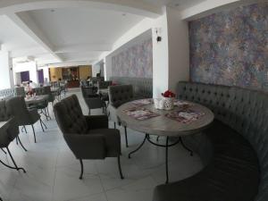 uma sala de jantar com uma mesa e cadeiras e uma mesa e cadeiras sidx sidx sidx em Suite 5 Estrellas em Santa Cruz de la Sierra