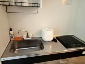 um balcão de cozinha com um lavatório e uma mesa de mistura em gaojin 第2高津グローリーハイツ em Osaka