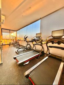 a gym with several exercise bikes in a room at Luxury Apartment Centrally in Santo Domingo