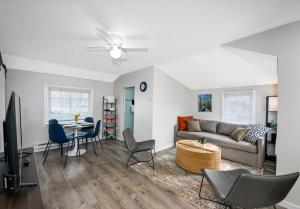 ein Wohnzimmer mit einem Sofa und einem Tisch in der Unterkunft Recharge and Reconnect Your cozy Vermilion nest in Vermilion