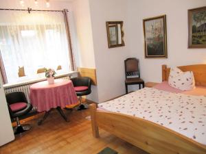 Schlafzimmer mit einem Bett, einem Tisch und Stühlen in der Unterkunft Appartement Zeitz Ramsau in Ramsau bei Berchtesgaden