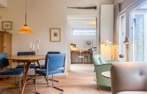 ein Esszimmer und ein Wohnzimmer mit einem Tisch und Stühlen in der Unterkunft Nice Home In Egmond Aan Den Hoef With Kitchen in Egmond aan den Hoef