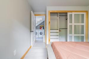 een slaapkamer met een bed en een wasruimte bij Pacific View Home in Seattle