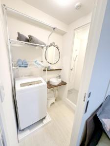 een kleine badkamer met een wastafel en een spiegel bij 道頓堀House in Osaka