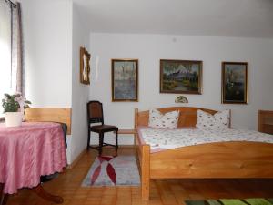 ein Schlafzimmer mit einem Bett, einem Tisch und einem Stuhl in der Unterkunft Appartement Zeitz Ramsau in Ramsau bei Berchtesgaden