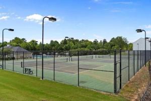 Fasilitas tenis dan/atau squash di Adorable Apt with Access to Pool and Tennis Courts