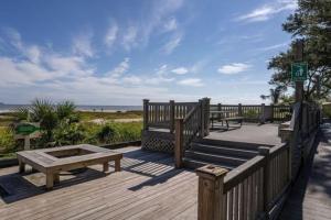 terraza de madera con bancos y mesa de picnic en Blissful en Hilton Head Island