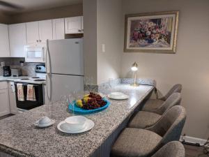 una cocina con una barra con un bol de fruta. en Blissful en Hilton Head Island