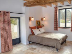 1 dormitorio con cama y ventana en Gîte Luzillé, 2 pièces, 3 personnes - FR-1-381-513, en Luzillé