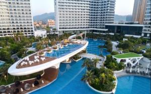 una vista aérea de un complejo con piscina en Dusit Thani Shuangyue Bay Resort Huizhou, en Huidong