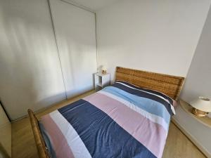 een slaapkamer met een bed met een rieten hoofdeinde bij Appartement Arcachon, 2 pièces, 4 personnes - FR-1-319-506 in Arcachon